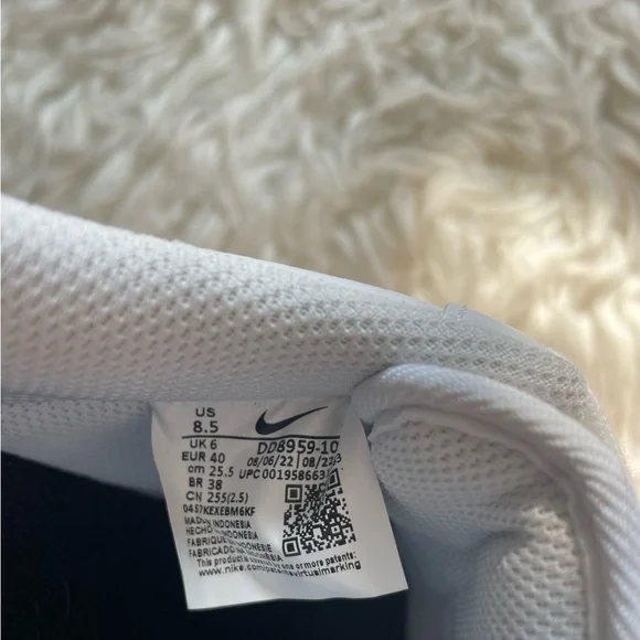 Nike White and Black Sneakers Classic Style - Picture 7 of 7